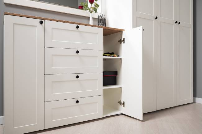 Комод четыре ящика и две дверки и вешалка для одежды Остин цвет белый шагрень/дуб крафт золотой Комод четыре ящика и две дверки и вешалка для одежды Остин цвет белый шагрень/дуб крафт золотой