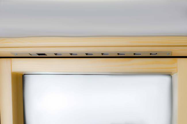 Деревянное мансардное окно FTP-V U5+ (CH) со среднеповоротным типом открывания