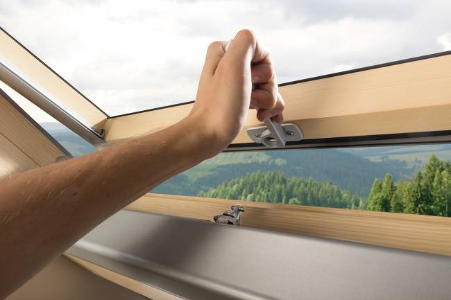 Деревянное мансардное окно FTP-V U3 с системой автоматического управления WiFi Деревянное мансардное окно FTP-V U3 с системой автоматического управления WiFi